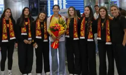 Göztepe yeni transferi Asya Oyunları şampiyonu Zhuang’ı çiçeklerle karşıladı