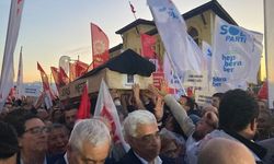 İzmir'de Cemil Tugay'ın Ak Parti'ye geçişine karşı protestoda gerginlik