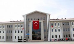 Ortaokulda hareketli dakikalar: Belinde tabancayla müdürün odasına girdi