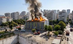 İzmir’de ortaokul çatısında yangın: Ekiplerin müdahalesi sürüyor
