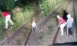 Raylara atlayıp treni durdurmaya çalıştılar: Makinist içeri almayınca rayları savaş alanına çevirdiler