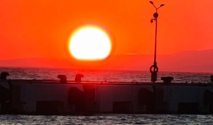 Kuşadası’nda gün batımı kızıl şölene dönüştü