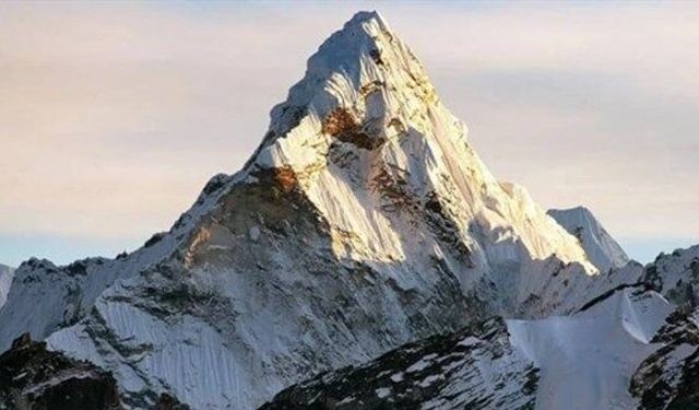 Everest Dağı'nda dağcılar dünya rekoru kırdı