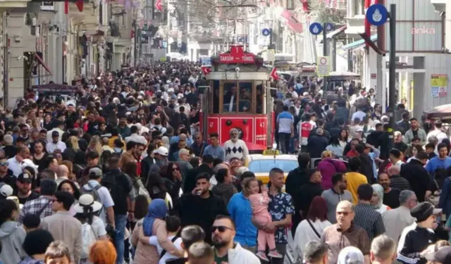 Beyoğlu'na 24 saatlik etkinlik yasağı geldi! İstiklal bariyerlerle kapandı