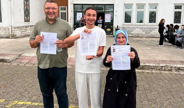 Anne, baba ve oğul aynı okulda üniversite sınavına girdi!