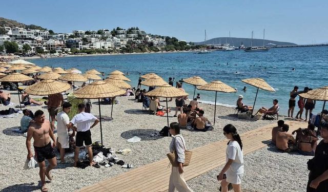 Yaz sıcaklıkları başladı: Bodrum'da sahiller doldu taştı