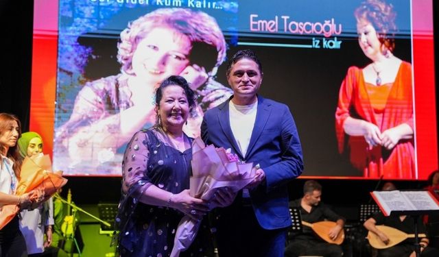 Türk Halk Müziğinin Ustası Emel Taşçıoğlu Aliağa'da kulakların pasını sildi