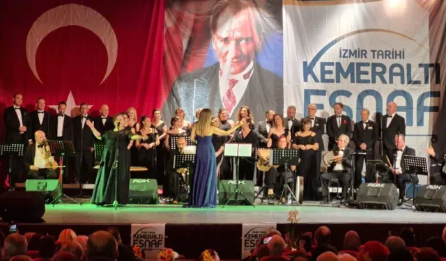 Kemeraltı Esnaf Türk Müziği Korosu “Aşk Sanatı” için sahnede!