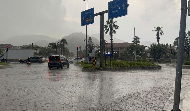 Muğla'da aniden bastıran sağanak yağış hayatı felç etti