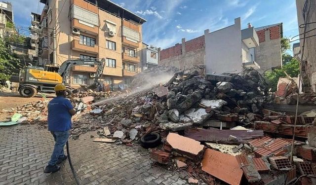 Anlaşma sağlandı: Buca Onat Tüneli'nde hasarlı yapıların yıkımı sürüyor