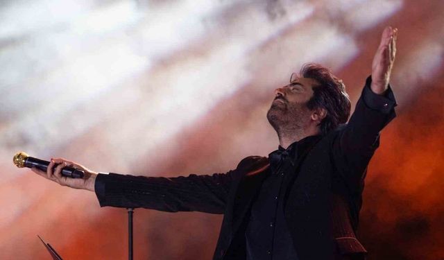 Mahsun Kırmızıgül İzmir’de ‘Araba’ şarkısını seslendirdi