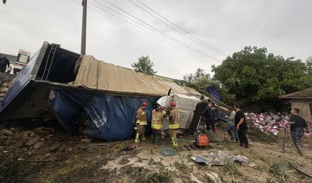 Manisa’da can pazarı! Zincirleme kazada iki can kaybı, İzmir-Ankara yolu kapandı