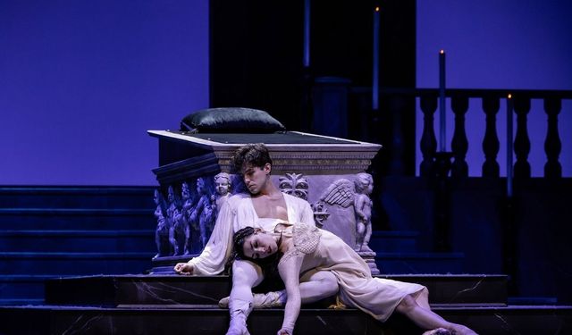 Romeo ve Juliet balesinde güldüren anlar: Sarman kedi sahnede