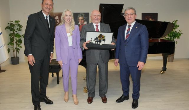 Steinway & Sons piyanosu DEÜ Devlet Konservatuvarı'nda