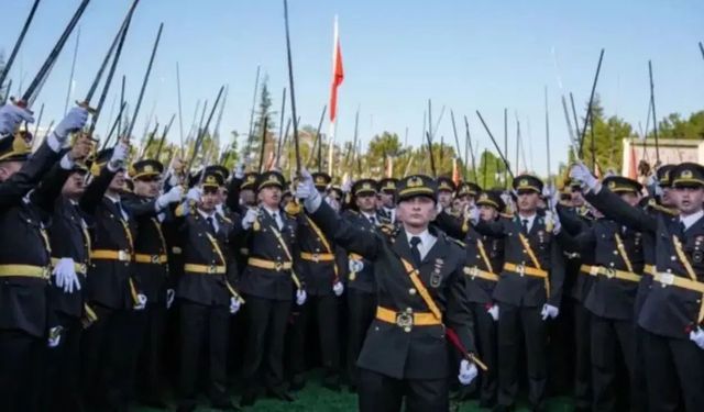 TSK’dan ihraç edilen komutan görevine iade edildi