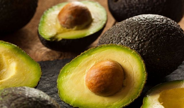 Avokado çekirdeğini çöpe atanlar hata yapıyor: Pahalı kremleri unutturan mucize yöntem!