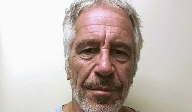 Öldü sanılıyordu: Trafikte görüntülenen bu kişi gerçekten Jeffrey Epstein mi?
