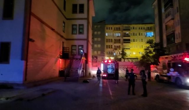 İlkokulda gece yarısı yangın paniği! İtfaiye zamana karşı yarıştı