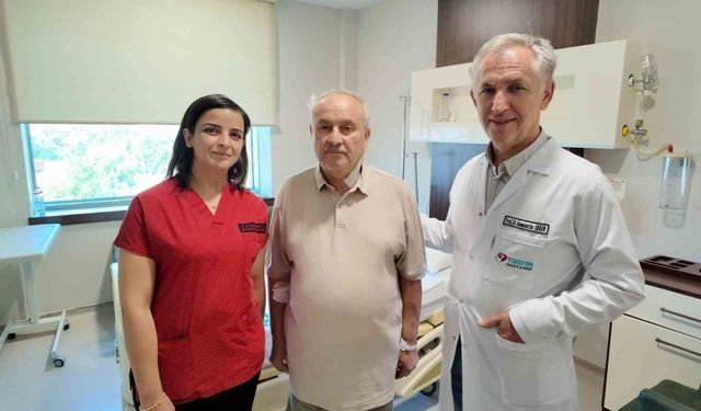 Uyanık halde ameliyata alınan hasta şah damarındaki yüzde 90’lık darlıktan kurtuldu