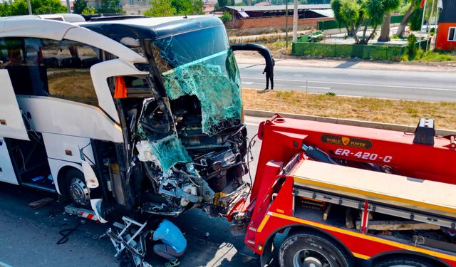 Afyon-Antalya karayolunda facia otobüs kamyonete çarptı