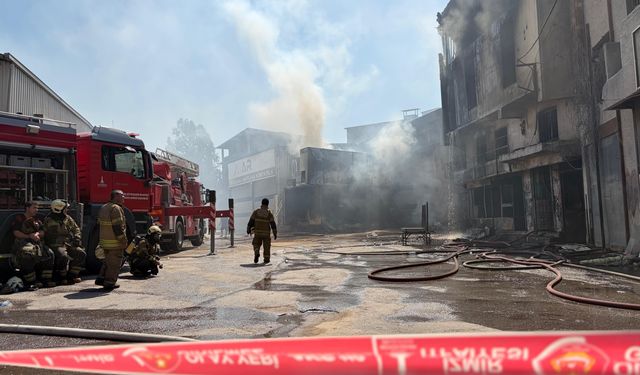 İzmir Buca'da dumanlar yükseldi: Sünger deposu alevlere teslim oldu