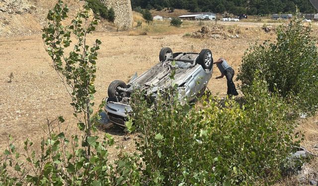 Tavşanlı'da feci kaza: Otomobil kamyona çarpıp ters döndü