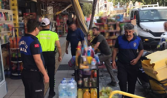 Turgutlu'da yolları işgal eden malzemeler tek tek toplandı