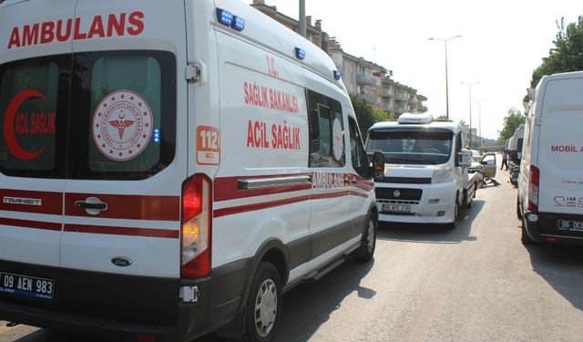 Direksiyon hakimiyetini kaybeden sürücü otomobile çarptı