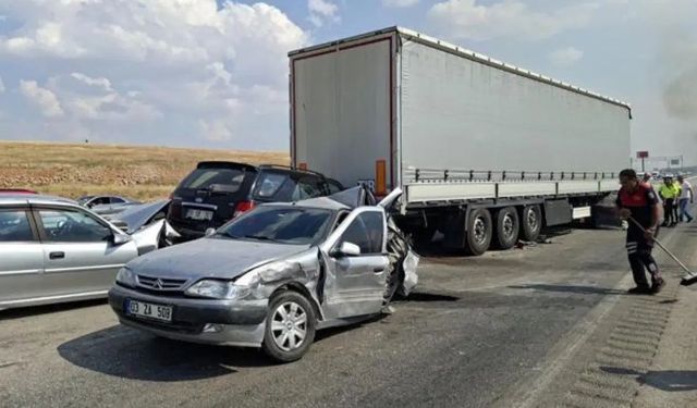 13 aracın kazaya karıştığı anız yangını kontrol altına alındı