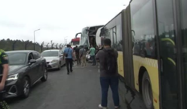 Feci kaza... Yolcu otobüsü İETT otobüsüne çarptı!