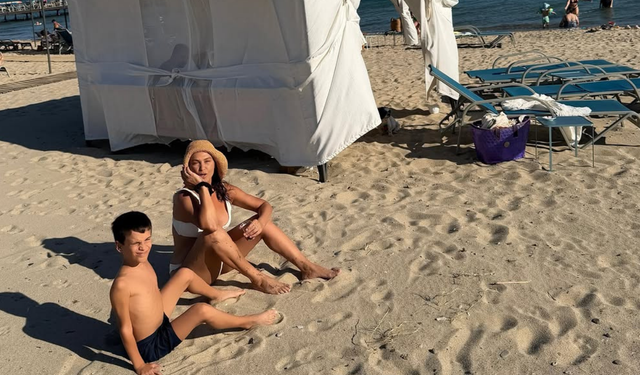 Hülya Avşar yine doğal yine fit! Tatil pozları gündem oldu