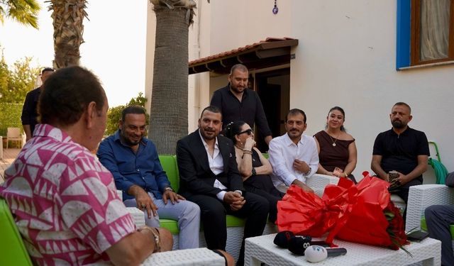 Manevi kızına beşi bir yerde taktı