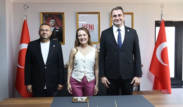 Konak'ta YENİ Parti rüzgarı: Başkan Mutlu ve 19 meclis üyesi rozet taktı!
