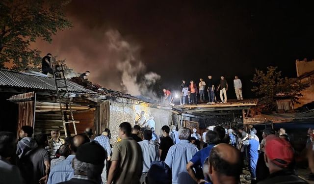 Kütahya Domaniç’te gece yarısı yangın paniği!