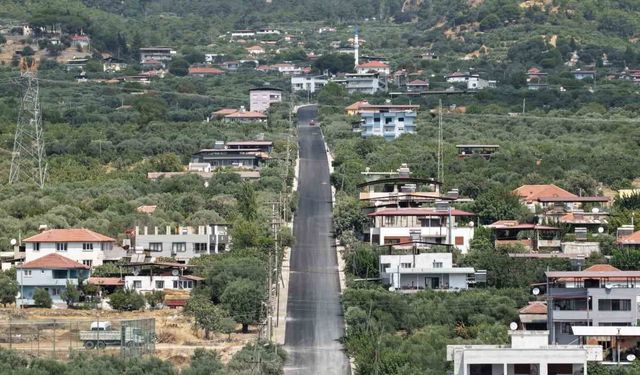 Kuyucak’ta mahalle yoluna sıcak asfalt çalışması