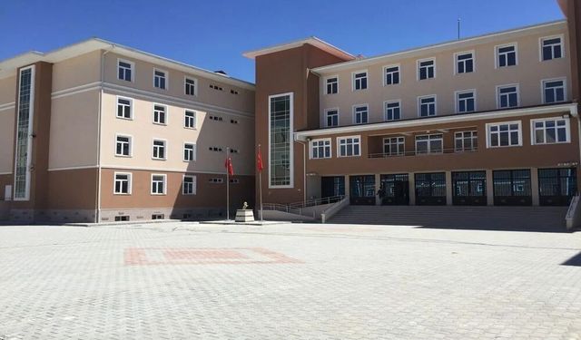 Okullara 30 bin personel alınacak! Girişlerde el dedektörlü dönem başlıyor... Başvurular ne zaman, şartlar neler?
