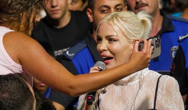 Ömür Gedik konserinde selfie yarışı: Ömür Gedik yürümekte zorlandı