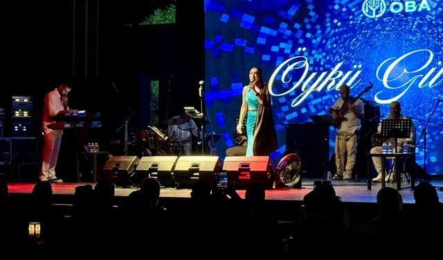 Öykü Gürman'a sahnede sürpriz doğum günü kutlaması