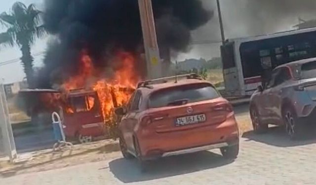 Buca’da seyir halindeki otomobil alev alev yandı