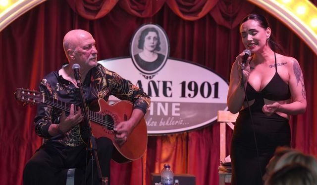 Bodrum gecelerine damga vuran performans, anne oğulun neşesi geceye renk kattı