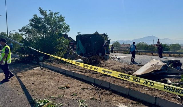 Kontrolden çıkan otobüs ağaçlara ve direğe çarptı: Bir ölü, 24 yaralı
