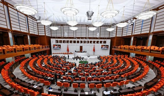 Meclis koridorlarında kapı krizi: TBMM’de ‘çerçeve yasa’ maratonu olaylı başladı!