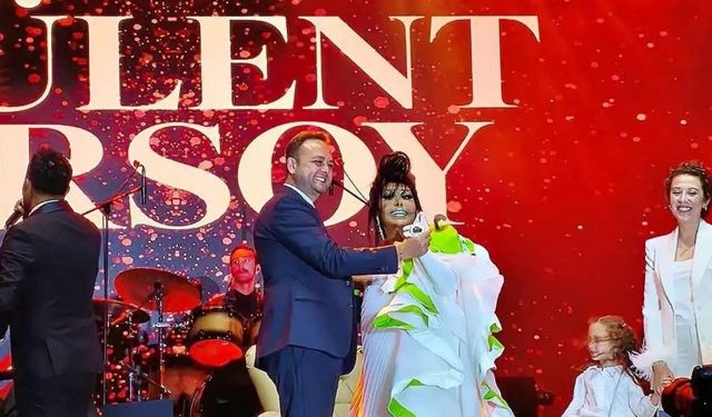 Başkan Semih Dere sahnede Bülent Ersoy’a eşlik etti