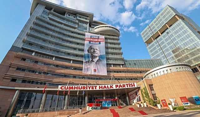 CHP Genel Merkezi'ne dikkat çeken pankart: Siyaset zenginleşme aracı değildir