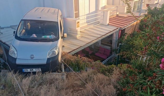 Geri manevra yapan otomobil yazlık evin verandasına düştü
