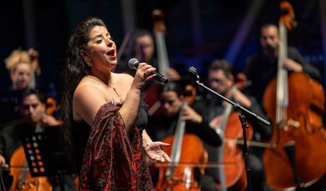 İzmir Oda Orkestrası yeni sezona alkışlarla başladı
