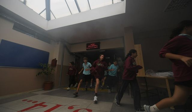 Okulda bir anda sirenler çaldı! İzmir'de yangın senaryosu gerçeğini aratmadı