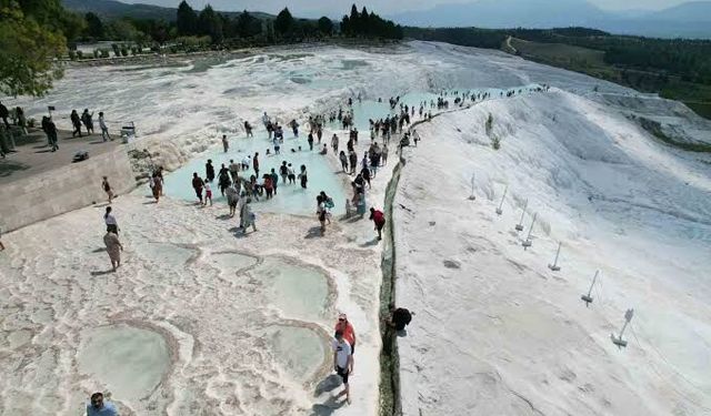 Pamukkale 2,3 milyon ziyaretçiyle Türkiye ikincisi oldu