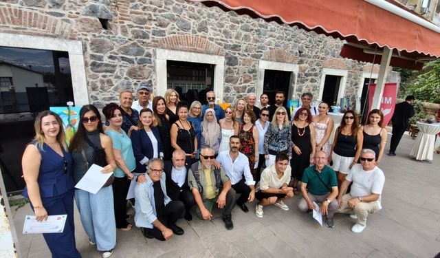 İzmir’de “Renklerin Barışı” sergisi açıldı: Resim ve şiir barış için buluştu