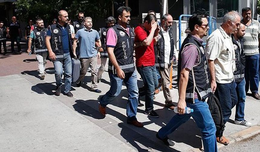 İzmir merkezli FETÖ operasyonunda sözde emniyet sorumlusu gözaltında